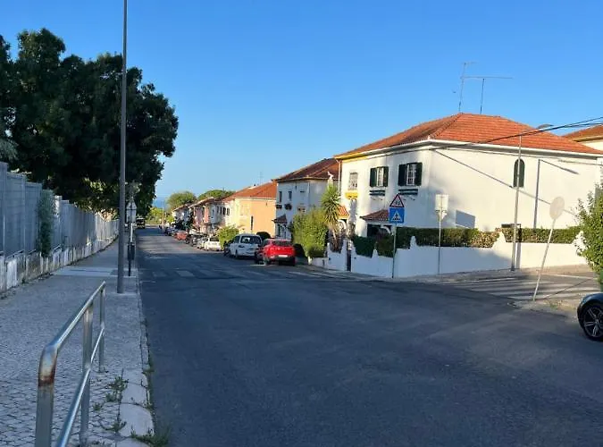 House With Private Garden Bbq, With Easy Parking Near Tejo, Fast Access To Alfama & Downtown Prázdninový dům Lisboa