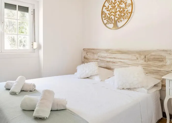 House With Private Garden Bbq, With Easy Parking Near Tejo, Fast Access To Alfama & Downtown * Lisboa