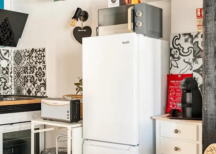 Prázdninový dům House With Private Garden Bbq, With Easy Parking Near Tejo, Fast Access To Alfama & Downtown