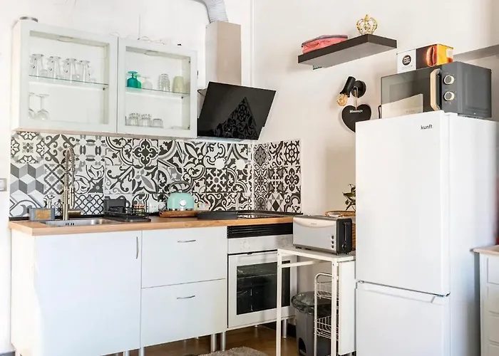 House With Private Garden Bbq, With Easy Parking Near Tejo, Fast Access To Alfama & Downtown Lisboa