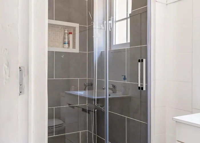 House With Private Garden Bbq, With Easy Parking Near Tejo, Fast Access To Alfama & Downtown * Lisboa